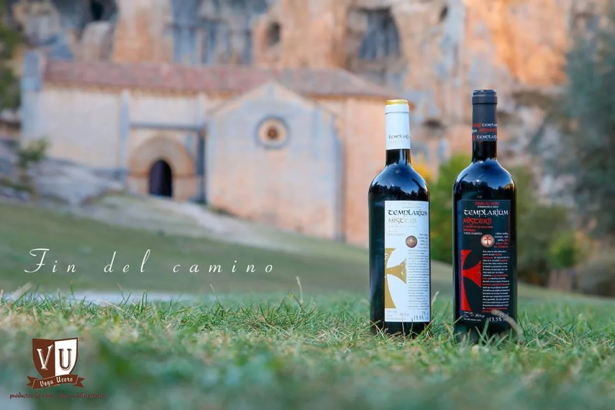 Vinos Templarium Misterii distribuidos por Vega Ucero, con ermita soriana al fondo
